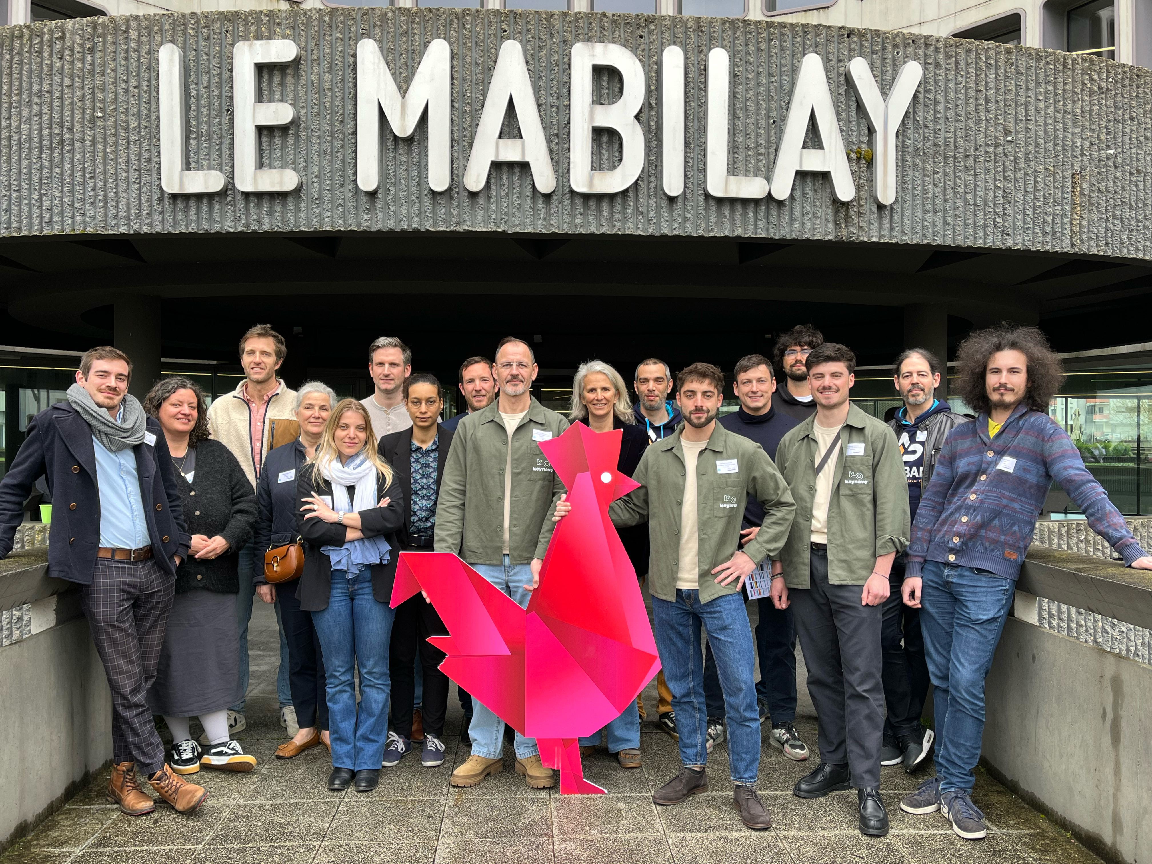 Plusieurs équipes d’entrepreneurs devant Le Mabilay à Rennes pour leur intégration au Poool. Photo de groupe prise devant Le Mabilay à Rennes lors de l’intégration de Keymojo au Poool, l’écosystème de soutien aux startups innovantes de la région. Cette intégration marque une étape clé dans le développement de Keymojo et son ancrage au sein de la French Tech Rennes-St Malo.