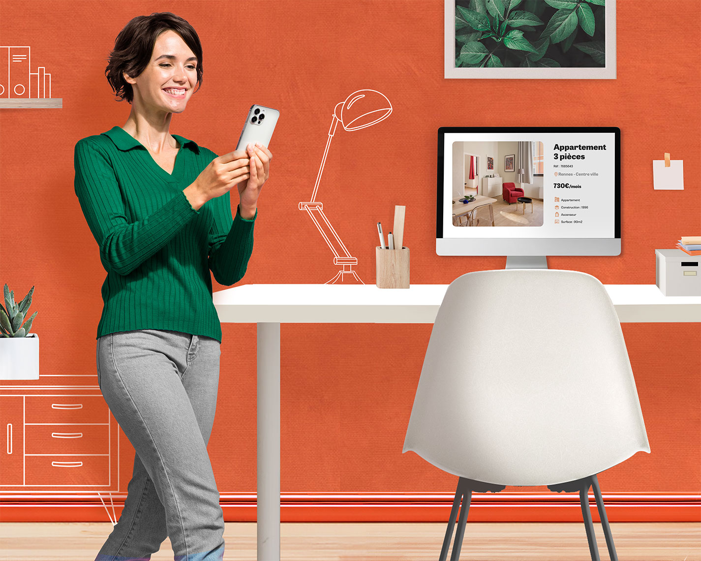 Femme souriante consultant son téléphone devant un bureau avec un écran
d’ordinateur affichant une annonce immobilière