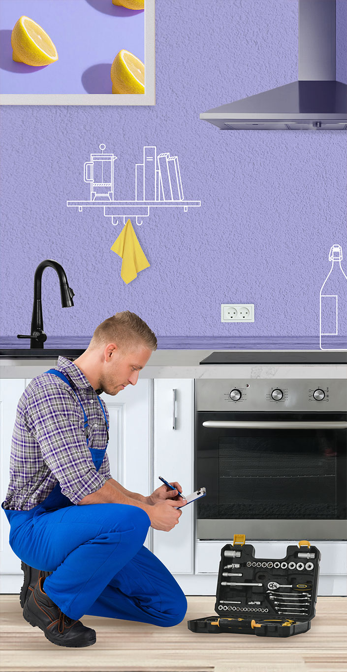  Technicien accroupi devant un meuble de cuisine, préparant une intervention